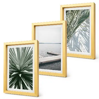 Bilderwand mit Palmenblättern und Holzbrücke