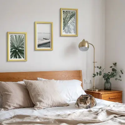 Bilderwand mit Palmenblättern und Holzbrücke