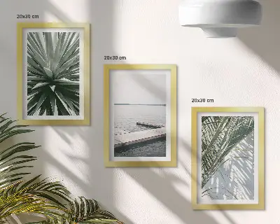 Bilderwand mit Palmenblättern und Holzbrücke
