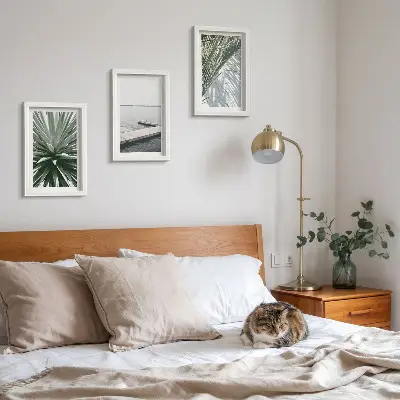 Bilderwand mit Palmenblättern und Holzbrücke