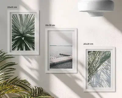 Bilderwand mit Palmenblättern und Holzbrücke