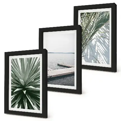 Bilderwand mit Palmenblättern und Holzbrücke