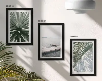 Bilderwand mit Palmenblättern und Holzbrücke