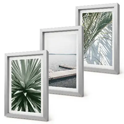 Bilderwand mit Palmenblättern und Holzbrücke