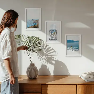 Bilderwand mit Meerblick und griechischer Architektur