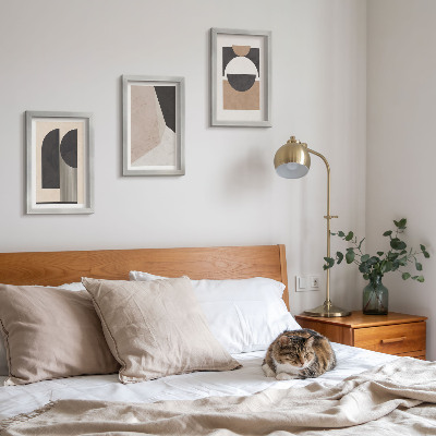 Bilderwand Abstrakte Formen in Beige- und Brauntönen.