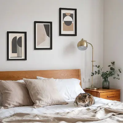 Bilderwand mit abstrakten Formen in Beige- und Brauntönen