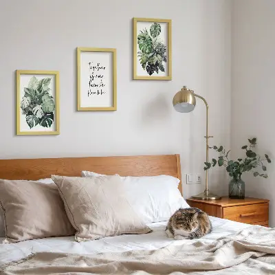 Bilderwand mit Motiv grüner tropischer Blätter und dekorativer Inschrift