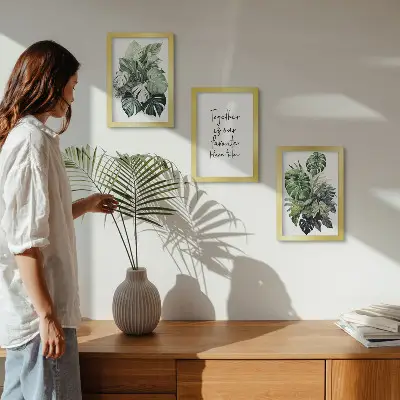 Bilderwand mit Motiv grüner tropischer Blätter und dekorativer Inschrift