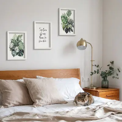 Bilderwand mit Motiv grüner tropischer Blätter und dekorativer Inschrift