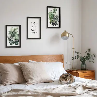 Bilderwand mit Motiv grüner tropischer Blätter und dekorativer Inschrift