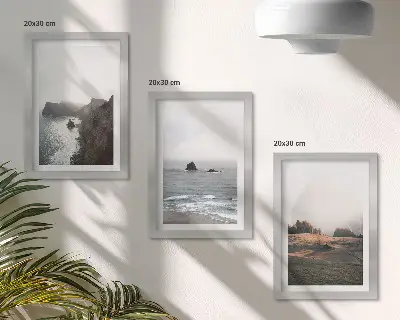 Bilderwand mit Berg- und Meereslandschaften sowie Wolken und Wäldern
