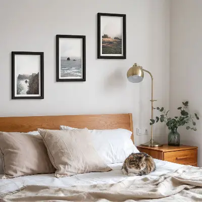 Bilderwand mit Berg- und Meereslandschaften sowie Wolken und Wäldern