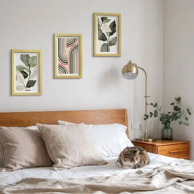 Fotowand mit Pflanzenmotiven und geometrischen Mustern in Grüntönen