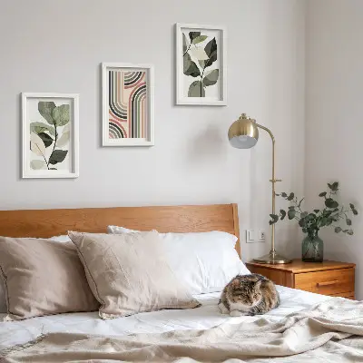Fotowand mit Pflanzenmotiven und geometrischen Mustern in Grüntönen