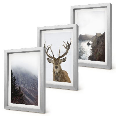 Fotowand Berglandschaft mit Nebel, Wasser und Hirschen