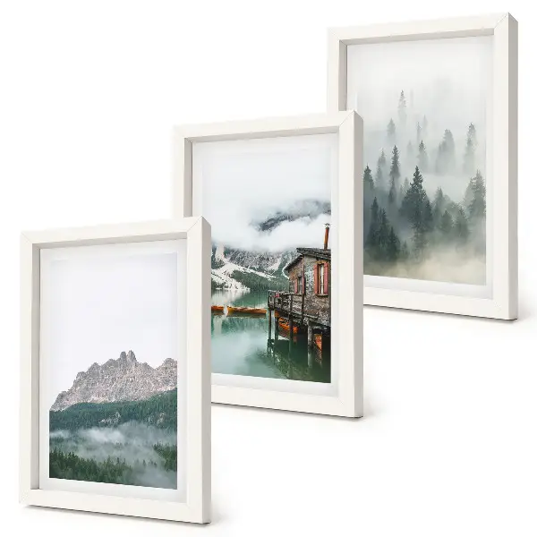 Fotowand mit Motiv von Bergen, einem See, einer Hütte und Waldnebel
