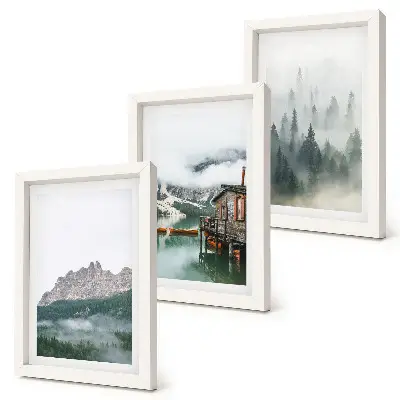 Fotowand mit Motiv von Bergen, einem See, einer Hütte und Waldnebel