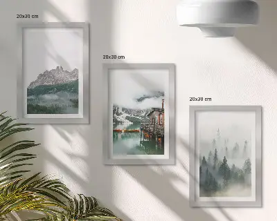 Fotowand mit Motiv von Bergen, einem See, einer Hütte und Waldnebel