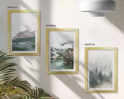 Fotowand mit Motiv von Bergen, einem See, einer Hütte und Waldnebel