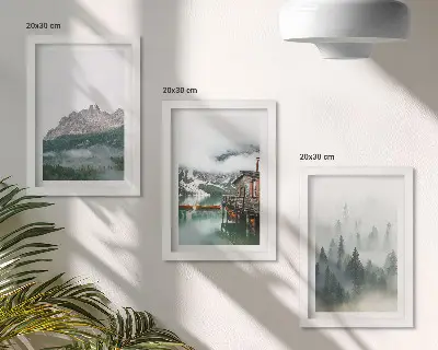 Fotowand mit Motiv von Bergen, einem See, einer Hütte und Waldnebel