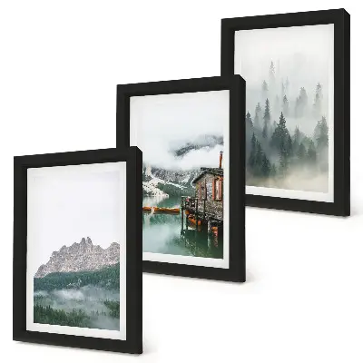 Fotowand mit Motiv von Bergen, einem See, einer Hütte und Waldnebel