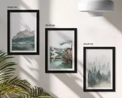Fotowand mit Motiv von Bergen, einem See, einer Hütte und Waldnebel