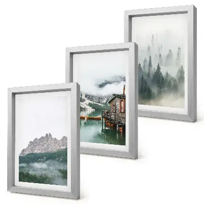 Fotowand mit Motiv von Bergen, einem See, einer Hütte und Waldnebel