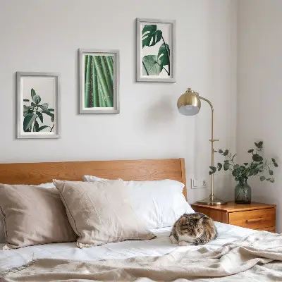 Fotowand mit Bambusstängeln, Zimmerpflanze und Monstera-Blättern