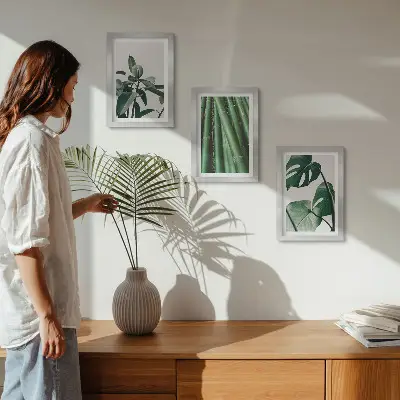 Fotowand mit Bambusstängeln, Zimmerpflanze und Monstera-Blättern