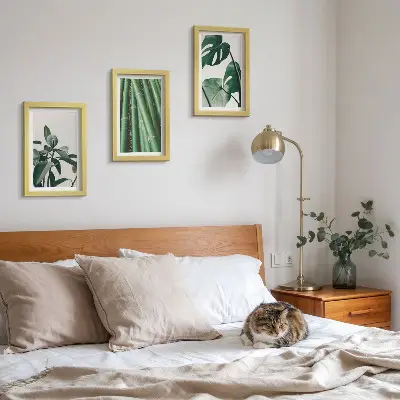 Fotowand mit Bambusstängeln, Zimmerpflanze und Monstera-Blättern