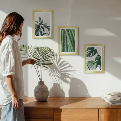 Fotowand mit Bambusstängeln, Zimmerpflanze und Monstera-Blättern