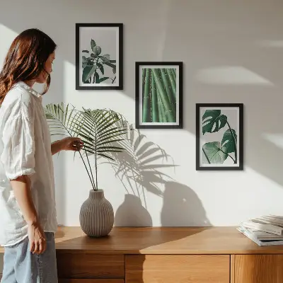 Fotowand mit Bambusstängeln, Zimmerpflanze und Monstera-Blättern