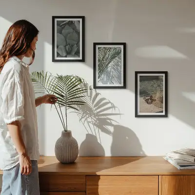 Bilderwand mit tropischen Pflanzen und sommerlichen Urlaubsakzenten