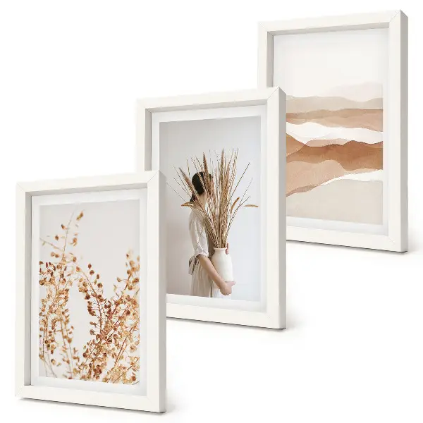 Bilderwand mit Pflanzenmotiven im abstrakten und rustikalen Boho-Stil