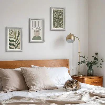 Bilderwand mit abstrakten Blättern und geometrischen Formen