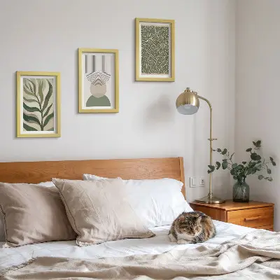 Bilderwand mit abstrakten Blättern und geometrischen Formen