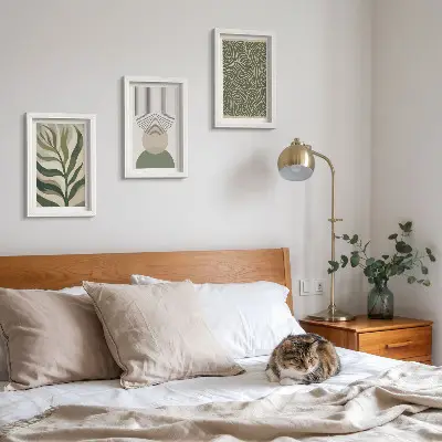Bilderwand mit abstrakten Blättern und geometrischen Formen