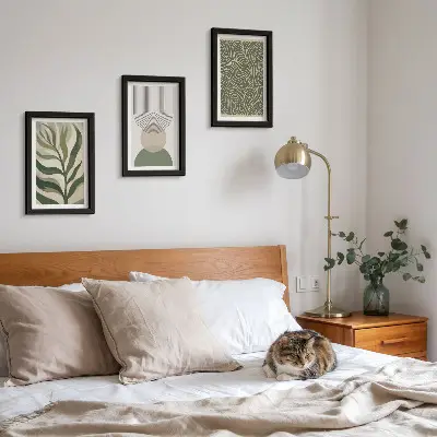 Bilderwand mit abstrakten Blättern und geometrischen Formen