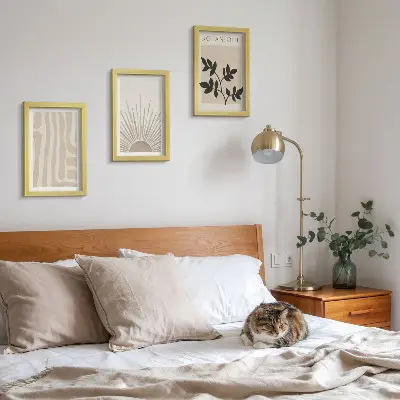 Fotowand mit abstrakten Mustern und floralen Akzenten in neutralen Farben