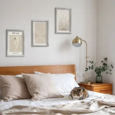 Bilderwand mit pastellfarbenen Postern und modischen Boho-Abstraktionen