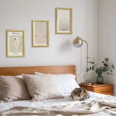 Bilderwand mit pastellfarbenen Postern und modischen Boho-Abstraktionen