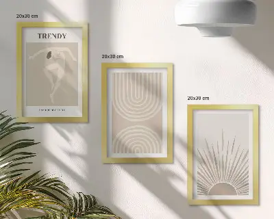 Bilderwand mit pastellfarbenen Postern und modischen Boho-Abstraktionen