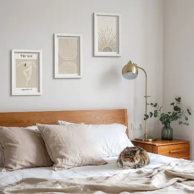 Bilderwand mit pastellfarbenen Postern und modischen Boho-Abstraktionen