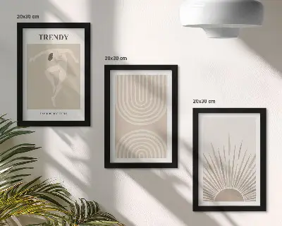 Bilderwand mit pastellfarbenen Postern und modischen Boho-Abstraktionen