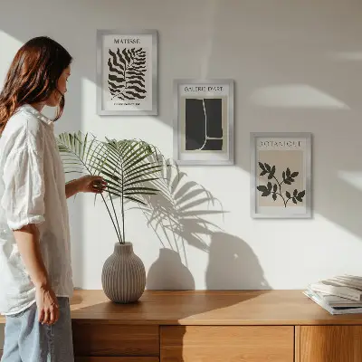 Fotowand mit minimalistischen Postern, Pflanzenmustern und abstrakten Motiven