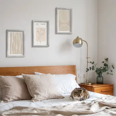 Fotowand mit abstrakten Mustern und zarter Boho-Dekoration