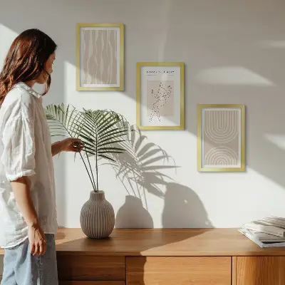 Fotowand mit abstrakten Mustern und zarter Boho-Dekoration