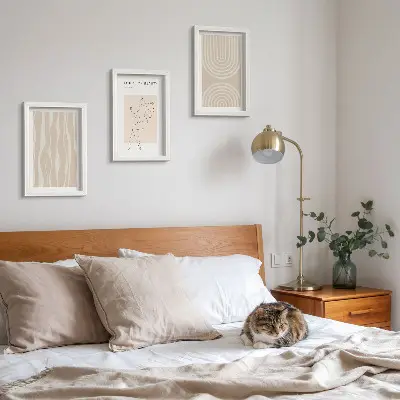 Fotowand mit abstrakten Mustern und zarter Boho-Dekoration