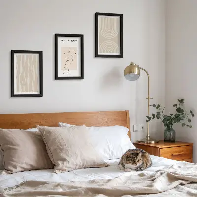 Fotowand mit abstrakten Mustern und zarter Boho-Dekoration